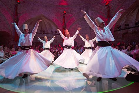 La Danse des Derviches Tournoyants: Portrait Vibrant et Mystique de la Foi!